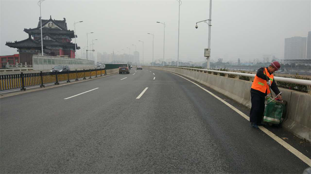 环卫工人垂危排除路面