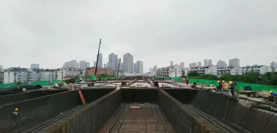 强攻项目建设 保险项目推动 李红军调研南表环高快项目建设情况